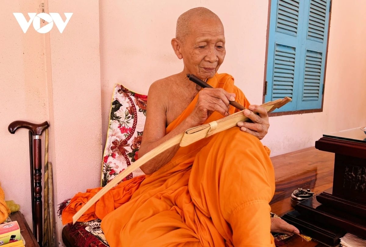 Venerable Chau Ty (84), abbot of Soai So Pagoda in Nui To, Tri Ton commune, An Giang province, is currently the only person in An Giang who still masters the technique of writing on buông palm leaves.