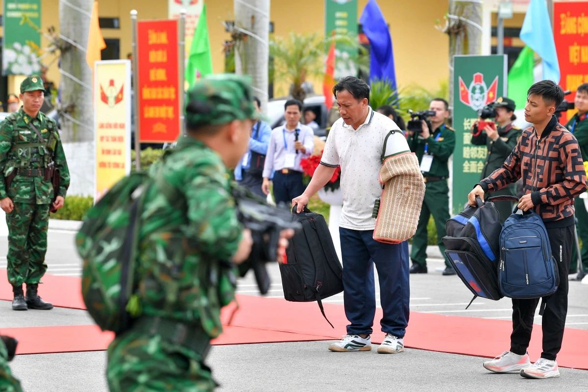 Distinguished guests observe a simulated scenario in which a group of individuals attempt to illegally enter Vietnamese territory while carrying narcotics.