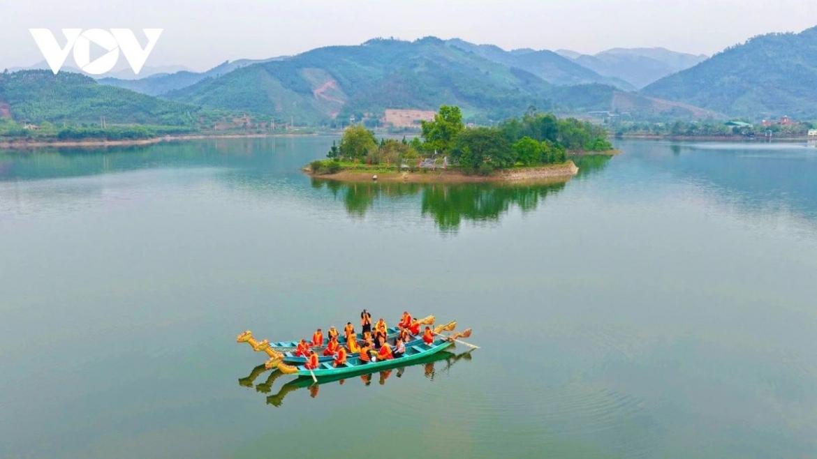 From early morning, a series of traditional rituals are performed, including the invitation of the Kings’ spirits at the royal tombs, the opening ceremony of Thai Mieu Temple, and the water procession ceremony.