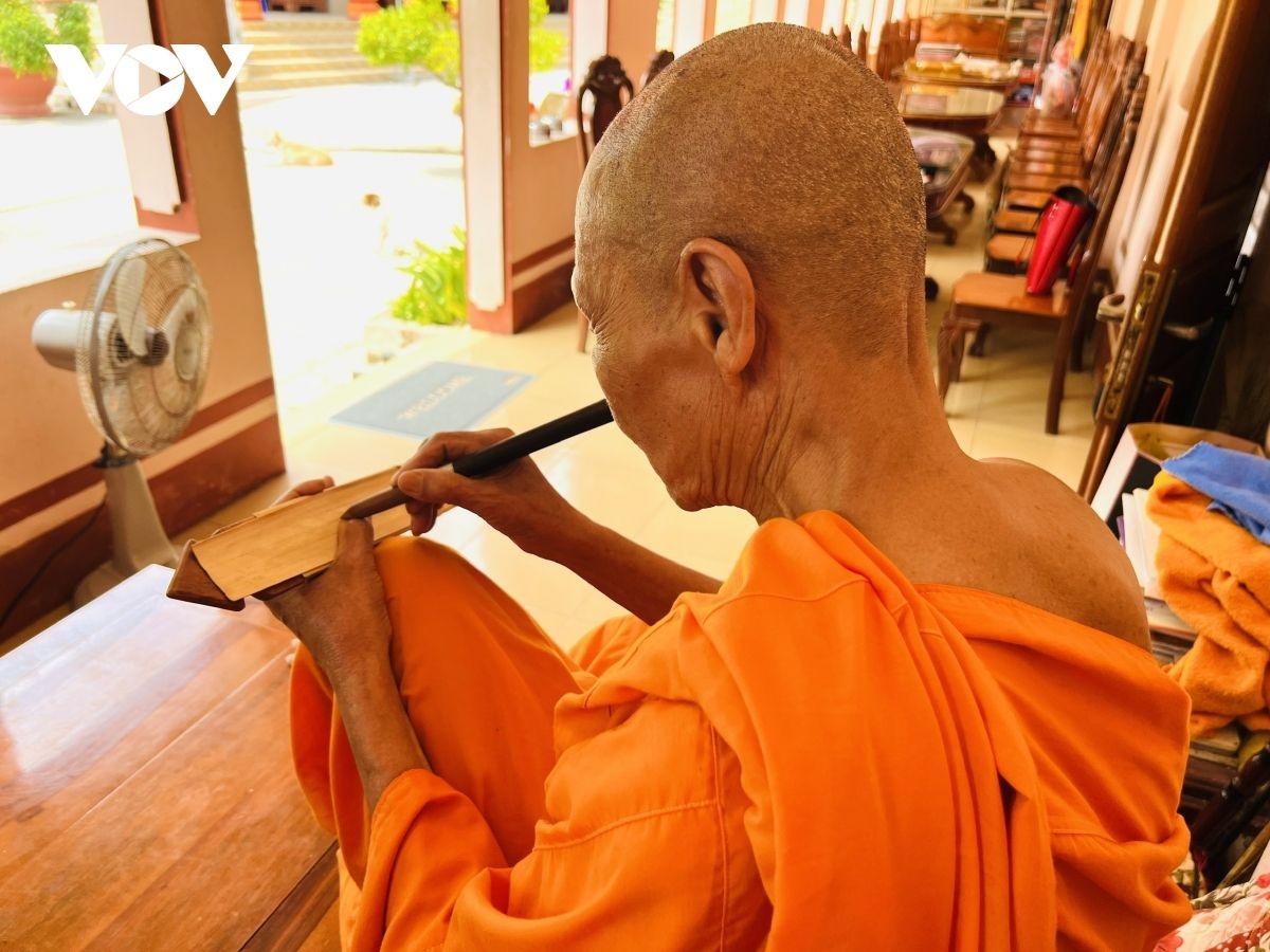 Among the many steps involved in creating palm-leaf manuscripts, engraving the characters onto the leaves is the most painstaking stage, requiring great patience and concentration from the writer.