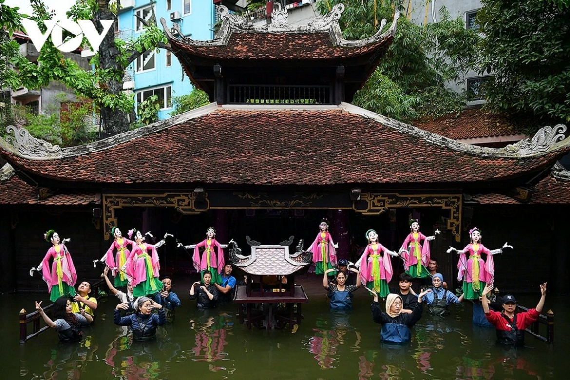 Introducing land puppetry performances into the traditional water puppetry pavilion stage is a distinctive and innovative experiment by the Vietnam Puppetry Theatre.