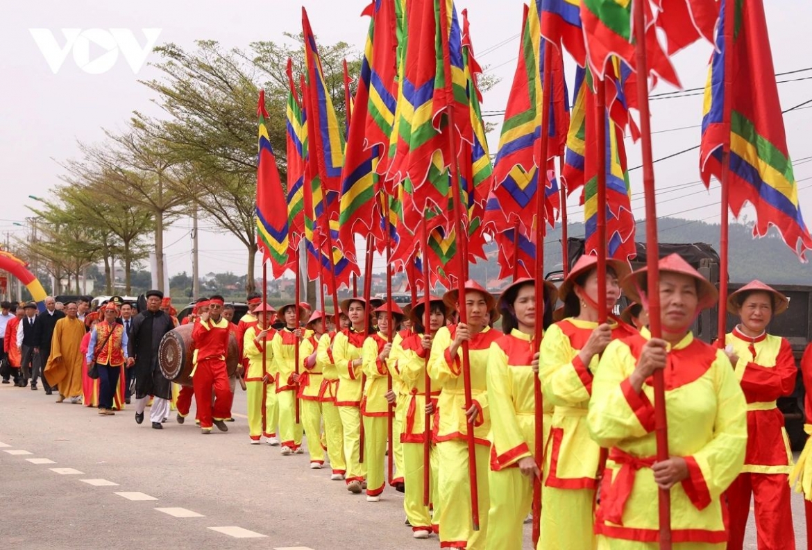 The festival typically includes two main parts: the ceremonial rituals and the festive activities. The ceremonial part of the festival is conducted in a solemn and respectful atmosphere. Important rituals include incense offerings, traditional worship ceremonies, and processions honouring the Tran emperors and royal ancestors.