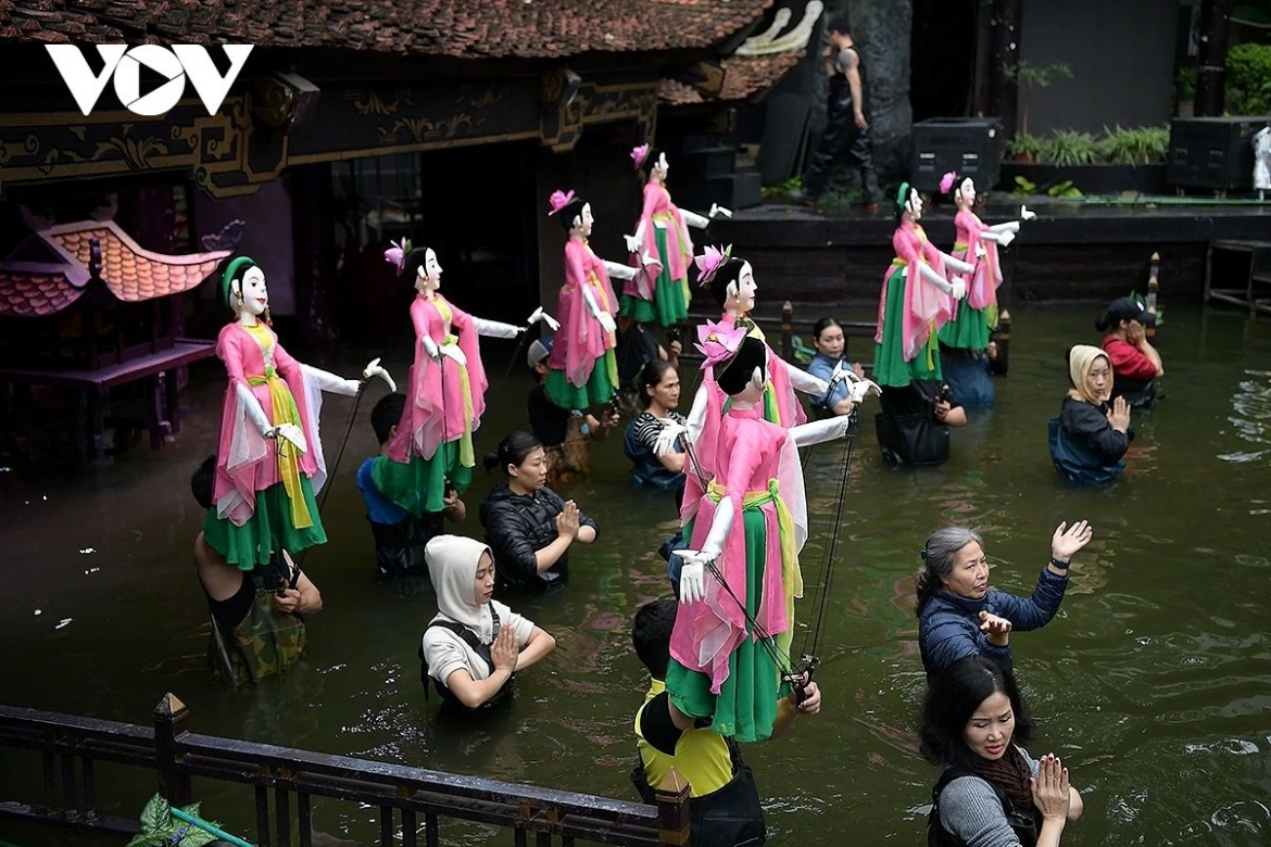 Land puppetry is already a demanding art form, while water puppetry is even more distinctive. Performing land puppetry on the water stage makes it even more challenging and unique.