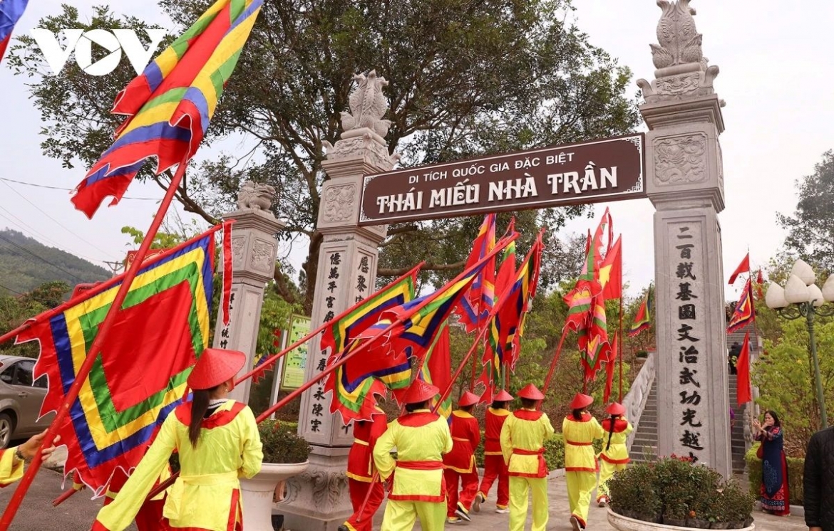 These rituals reflect the Vietnamese cultural value of gratitude toward ancestors and national heroes, often described by the Vietnamese proverb “remember the source when drinking water.” The ceremonies also serve as a reminder of the sacrifices and achievements of previous generations.
