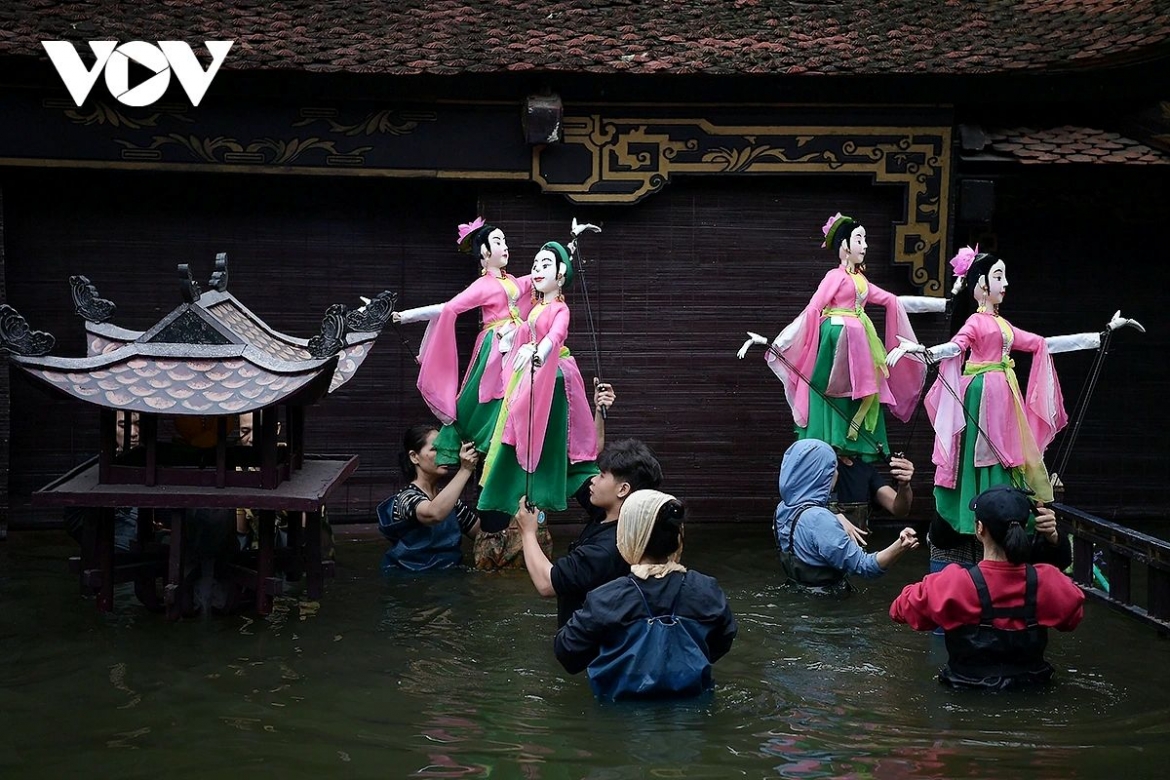In particular, the combination of land puppetry performed on the water puppetry pavilion stage has been experimentally developed by People’s Artist Nguyen Tien Dung. This creative approach has brought many fresh and unique experiences to audiences and has been highly appreciated by the public.