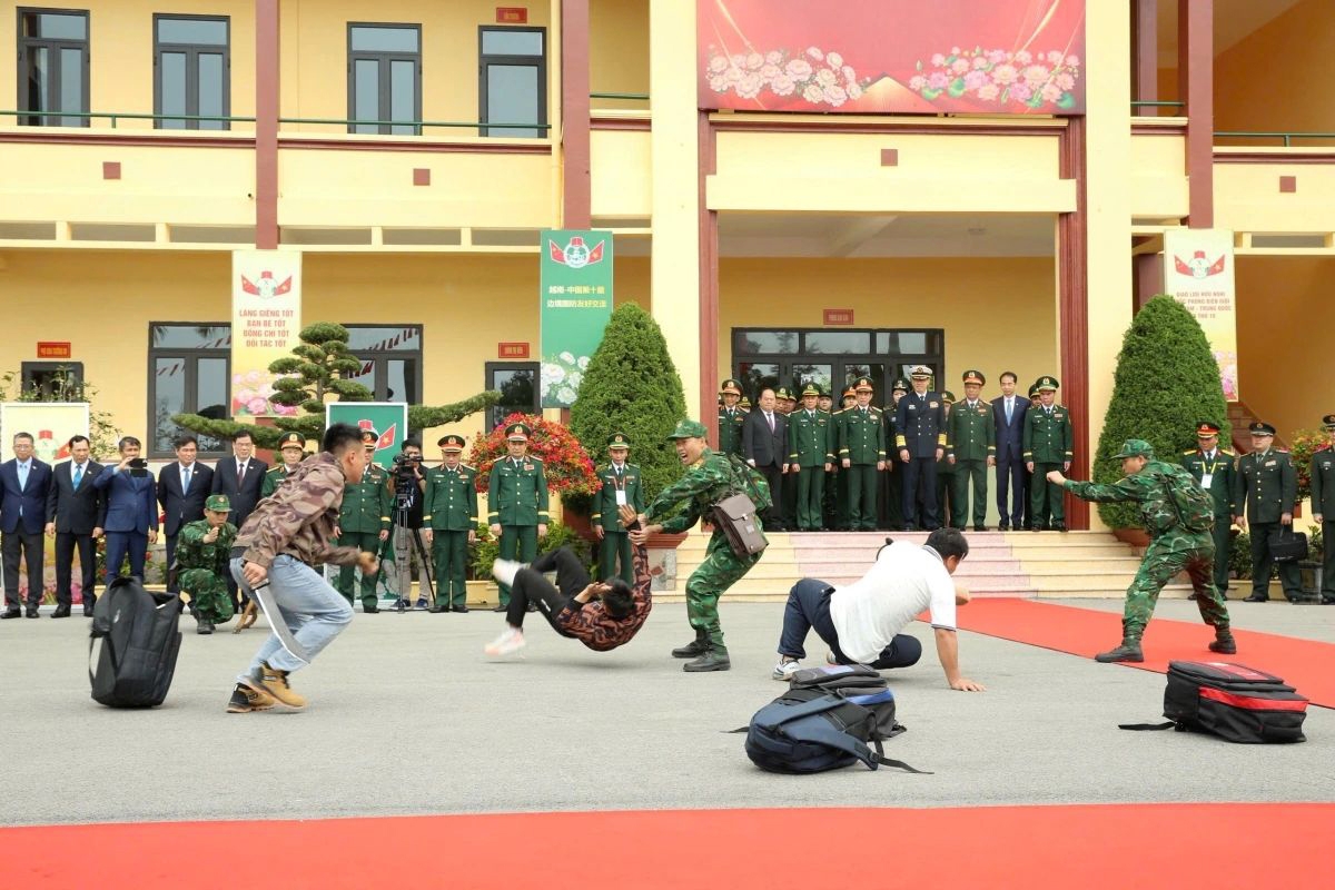 Upon approaching the target, sniffer dogs are commanded to attack and subdue the suspects, allowing Vietnam border guard officers to close in and apprehend the narcotics offenders.