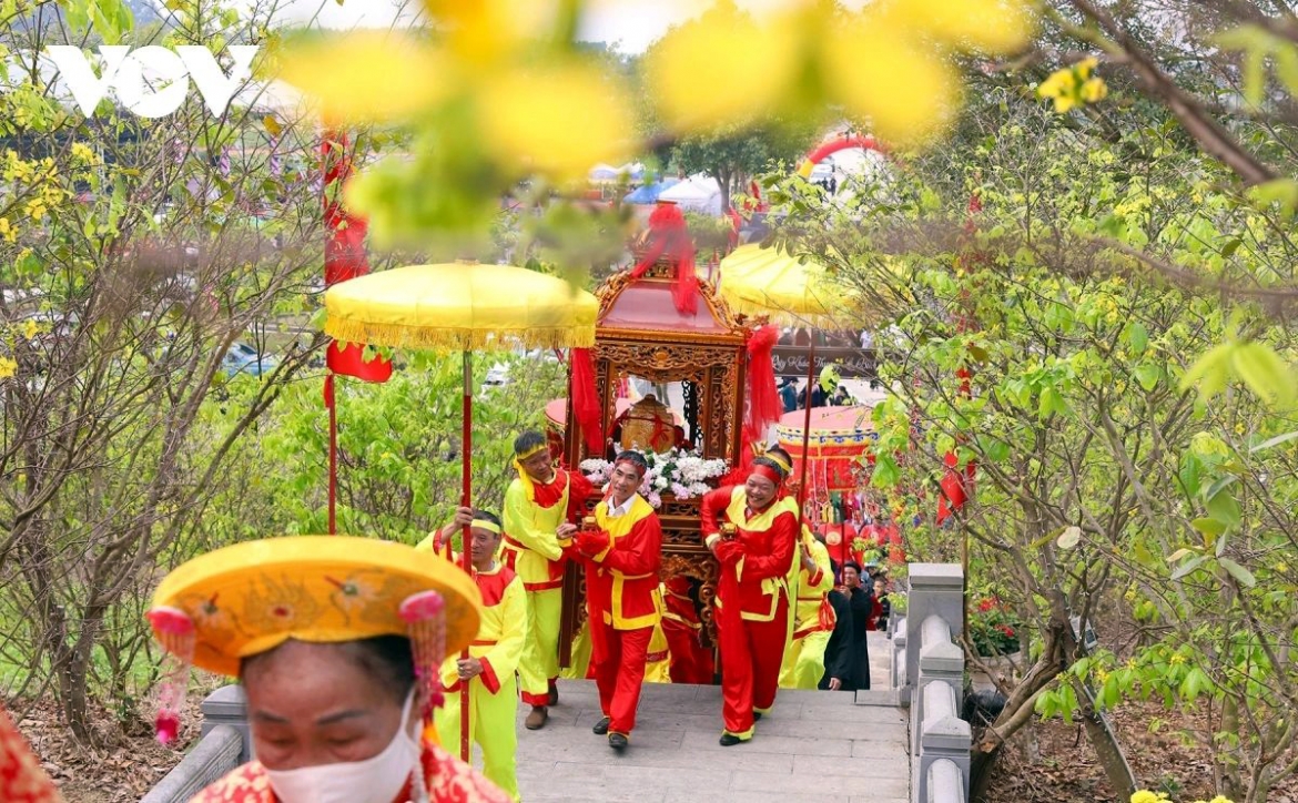 Alongside the rituals, the festival features a variety of lively cultural activities that showcase Vietnam’s traditional heritage. Visitors can enjoy folk performances, traditional games, cultural exhibitions, and historical reenactments that celebrate the heroic spirit of the Tran Dynasty.
