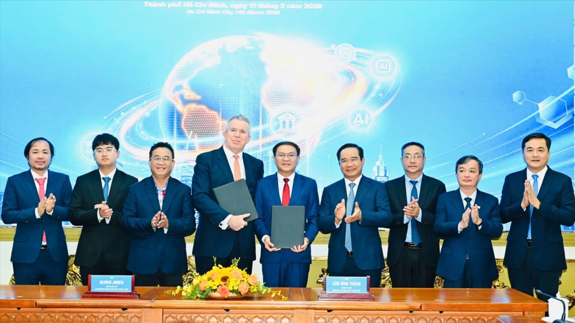Representatives from the Ho Chi Minh City Department of Science and Technology, Accelerated Infrastructure Capital and international partners sign the MoU  (Photo: sggp.org.vn)