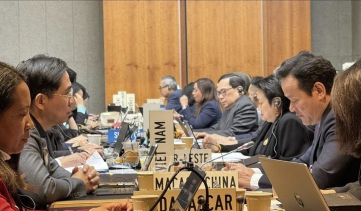 Ambassador Mai Phan Dung (right) and Minister Counsellor Pham Quang Huy at the meeting
(Photo: VNA)