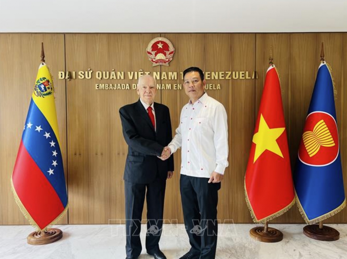 Ambassador Vu Trung My and Dr. Carolus Wimmer, President of the Venezuela-Vietnam Friendship Association.
