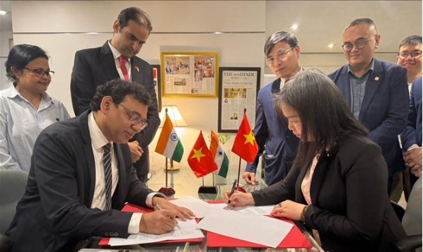 Vietnamese Trade Counsellor in India Bui Trung Thuong (first, from right), and representatives of both sides exchange views after the MoU signing ceremony. (Photo: VNA)