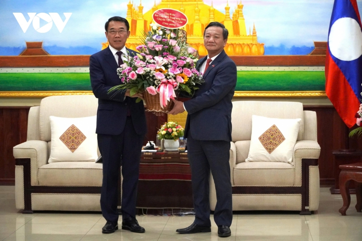 Vietnamese Ambassador to Laos Nguyen Minh Tam (R) and Bounleua Phandanouvong, Head of the External Relations Commission of the Lao People’s Revolutionary Party
