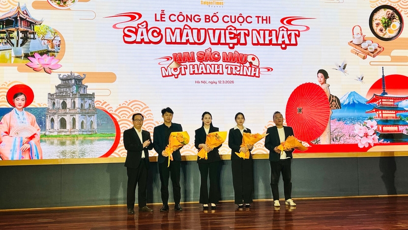 Vietnam–Japan Colours organisers present flowers to members of the juding panel. (Photo: Saigontimes Travel)