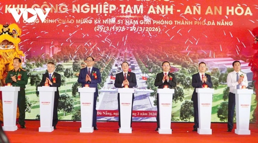 National Assembly Vice Chairmen Nguyen Duc Hai and Tran Quang Phuong, along with delegates, press the button to launch the project