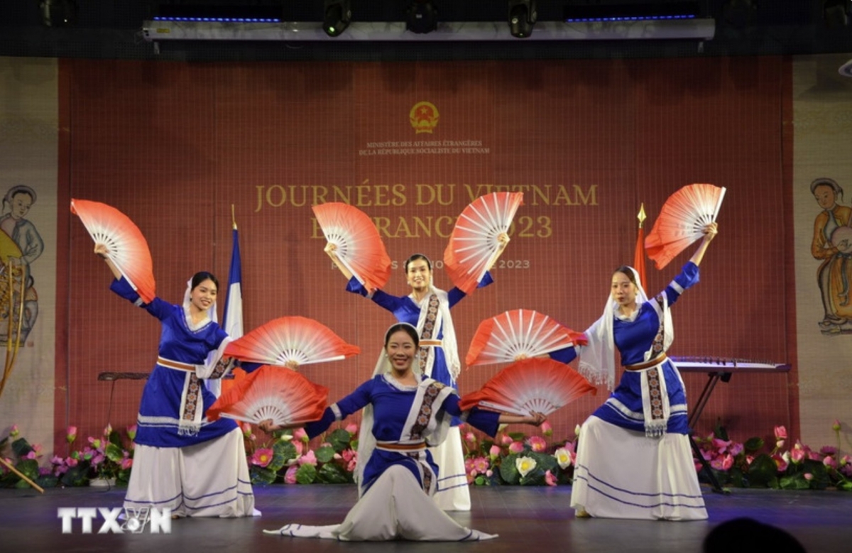 Dance and folk music performances from Vietnam’s three regions are presented at Vietnam Culture Day in France. (Photo: VNA)