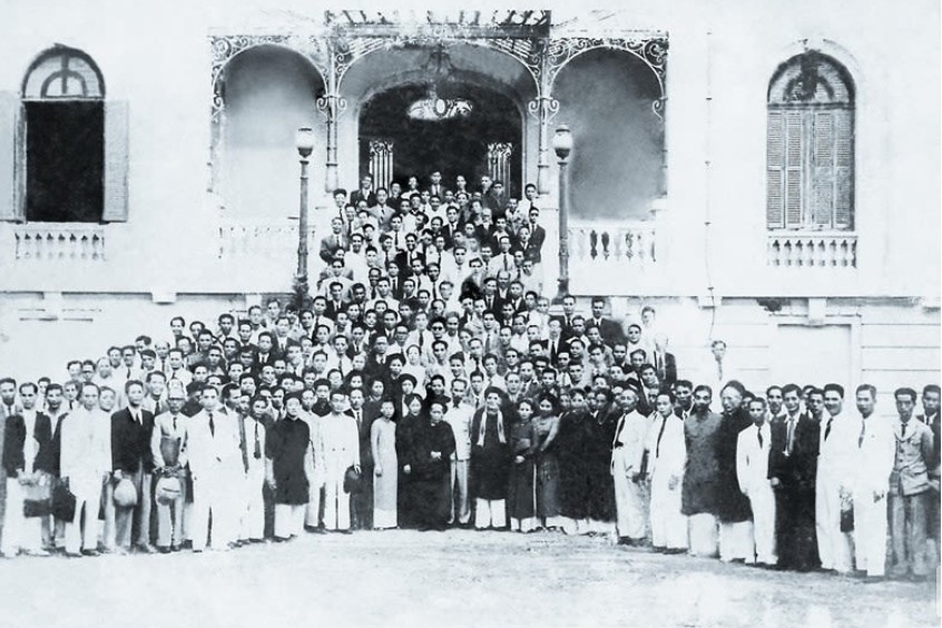 Deputies attend the first session of the 1st NA at the Hanoi Opera House. (Photo: VNA Archives)