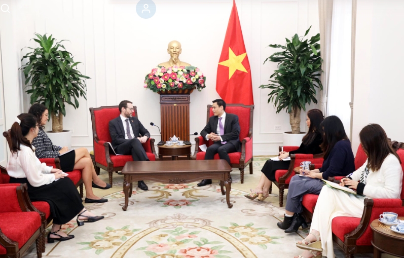 Deputy Minister of Foreign Affairs Dang Hoang Giang (R), head of ASEAN SOM of Vietnam, receives UK Ambassador to Vietnam Iain Frew in Hanoi on March 24. (Photo: MOFA)