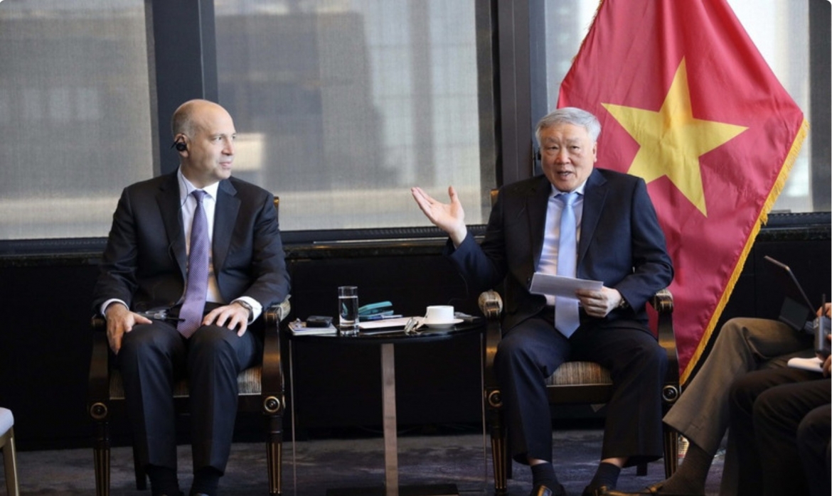 Deputy PM Nguyen Hoa Binh meets Evan Damast, Head of Capital Markets at Morgan Stanley. (Photo: VNA)