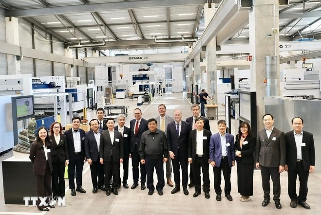 Deputy Prime Minister Nguyen Chi Dung visits TRUMPF industrial laser technology group in Stuttgart, Germany (Photo: VNA)