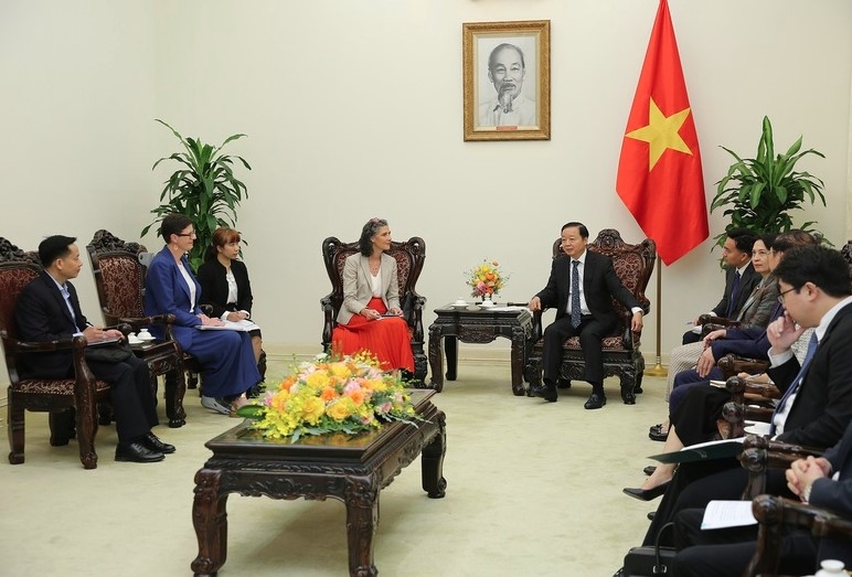 Deputy Prime Minister Tran Hong Ha meets with Ramla Khalidi, Resident Representative of UNDP in Vietnam, and Angela Pratt, WHO Representative in Vietnam (Photo: VGP)