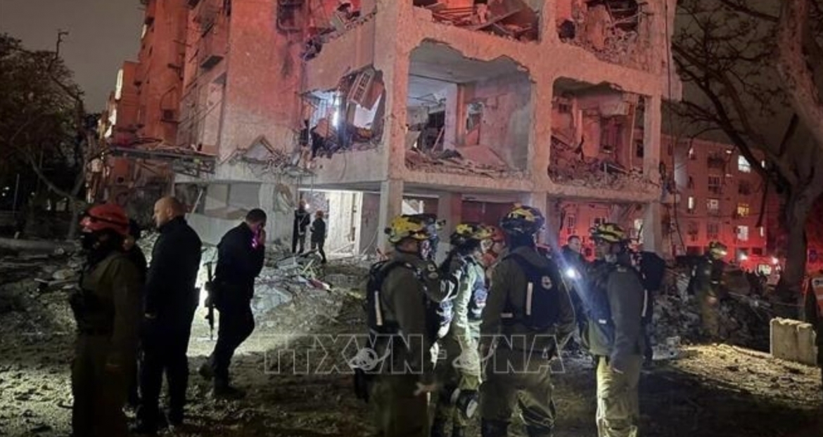 Emergency responders at the scene of an Iranian ballistic missile attack in the southern Israeli city of Arad on the evening of March 21, 2026 (Photo: VNA)