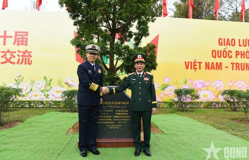 General Phan Van Giang, Politburo member, Deputy Secretary of the Central Military Commission and Vietnam’s Minister of National Defence, and Senior Lieutenant General Dong Jun, China’s Minister of National Defence. (Source: qdnd.vn)