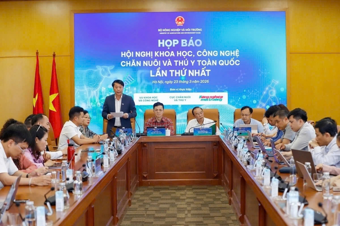 The Ministry of Agriculture and Environment gives information about the first national conference on livestock and veterinary science and technology in Hanoi on March 27-28