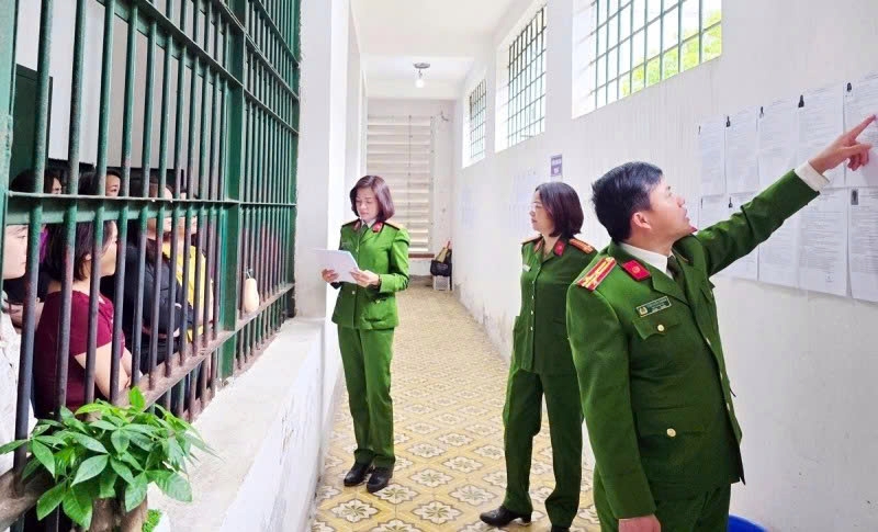 Lists of candidates nominated and standing for the National Assembly and local People’s Councils are posted by the detention facility’s management in cell blocks so that detainees can review them before casting their votes