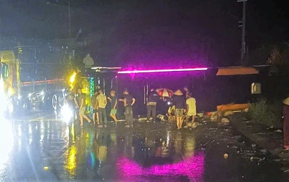 Local residents help rescue those trapped inside the vehicle and assist in transporting the injured to Gia Lai General Hospital for treatment. (Photo: VTC)