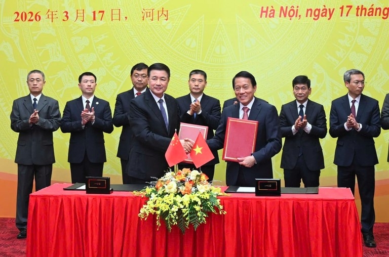 The two ministers sign cooperation documents. (Photo: Ministry of Public Security)