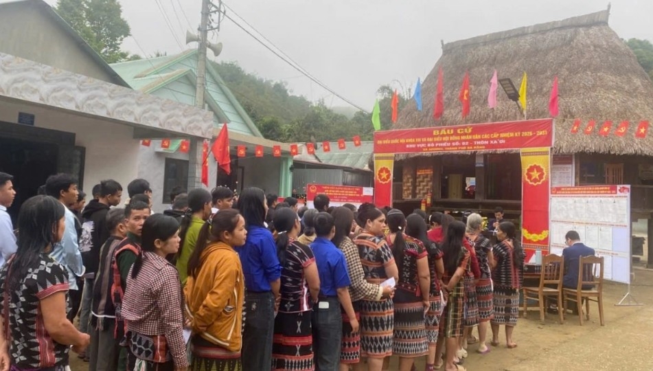 From early morning on March 15, voters in Bh’lóoc village in the border commune of A Vuong in Da Nang arrive steadily at Polling Station No. 16 to cast their ballots. The area suffered heavy damage from floods and landslides in 2025, but on this nationwide election day, residents in the highlands turn out with enthusiasm to exercise their civic rights and duties.