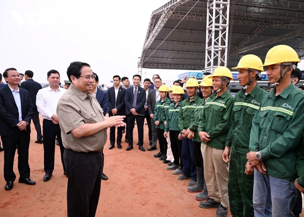 Prime Minister Pham Minh Chinh encourages engineers and workers at the construction site of Gia Binh International Airport, which is expected to become a key aviation logistics hub once operational