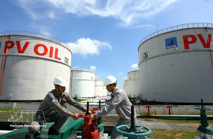 Operating the petrol supply system at PV Oil Nha Be (Ho Chi Minh City), a subsidiary of Petrovietnam Oil Corporation. (Photo: VNA)