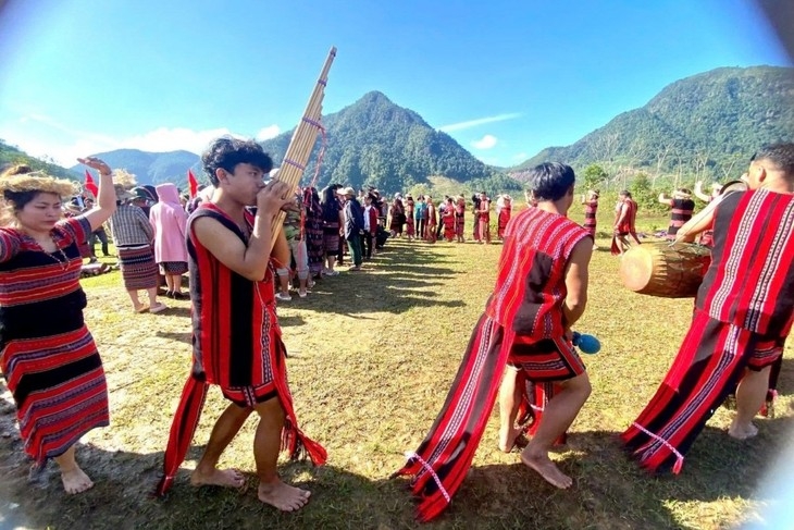 Pa Co ethnic people celebrate the Water Deity worship ceremony.
