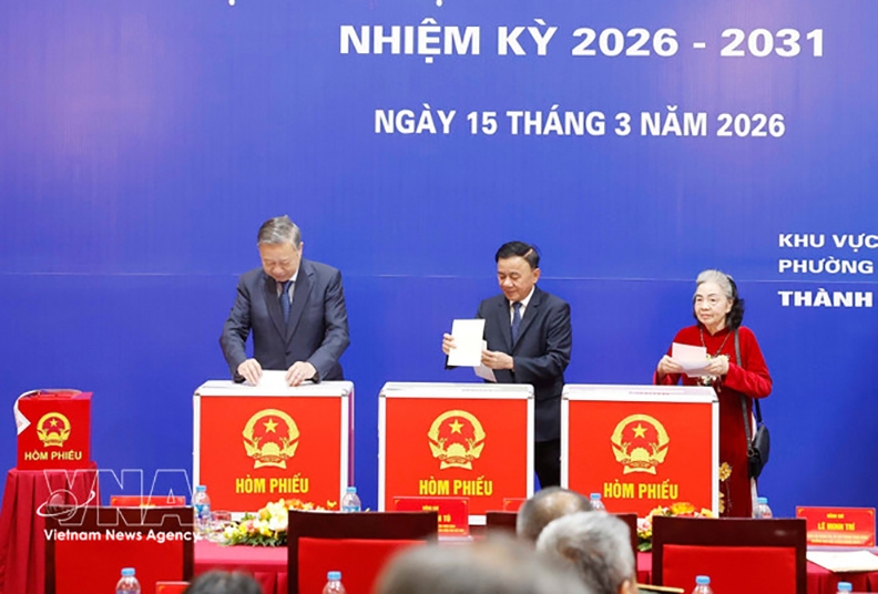 Party General Secretary To Lam (left) casts his vote at Polling Station No. 2 in Ba Dinh ward in Hanoi on March 15, 2026. (Photo: VNA)
