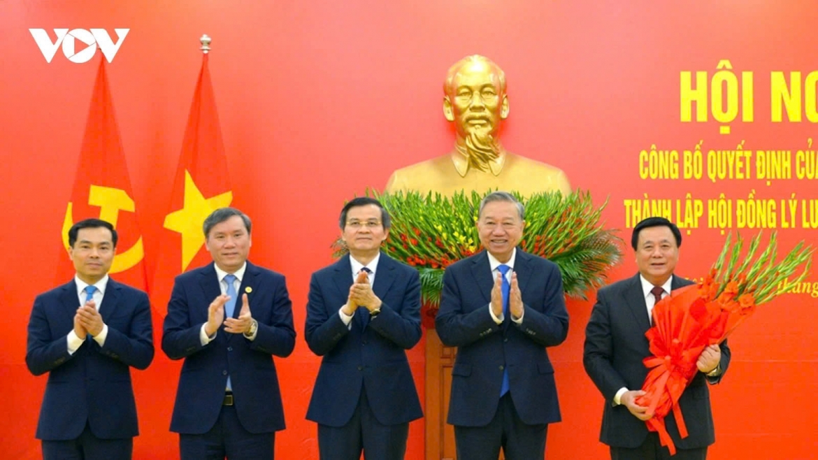 Party General Secretary To Lam (second from right) presents the decision to the new leadership of the Central Theoretical Council for the 2026-2031 term