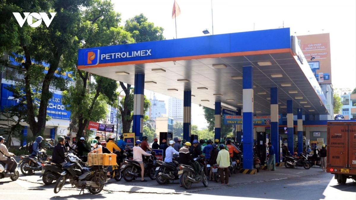 Vietnam's petrol prices fall by nearly VND4,000 per litre to around VND25,000 per litre late March 11, just a day after nearing VND30,000, as global oil prices ease and authorities tapthe fuel price stabilisation fund