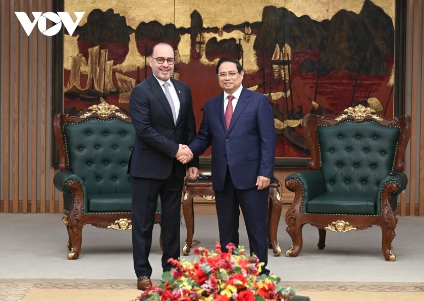 Prime Minister Pham Minh Chinh and Qatari Ambassador Khalid Ali Abdullah Abel