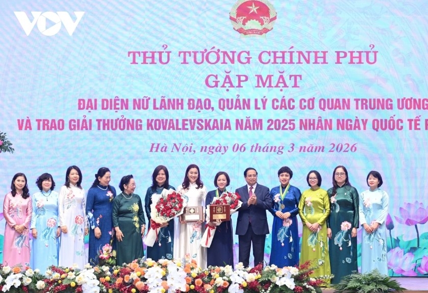 Prime Minister Pham Minh Chinh presents the 2025 Kovalevskaia Award to one group and one individual.