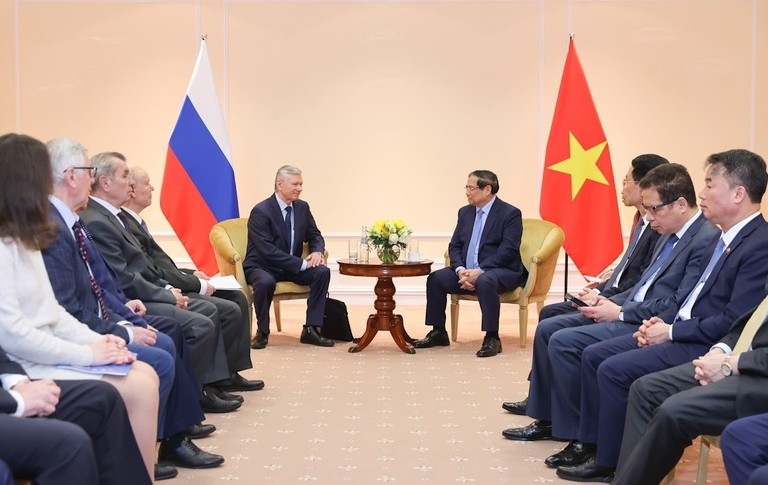 Prime Minister Pham Minh Chinh receives a delegation from the Russia-Vietnam Friendship Association and the Russian War Veterans’ Association. (Photo: VGP)