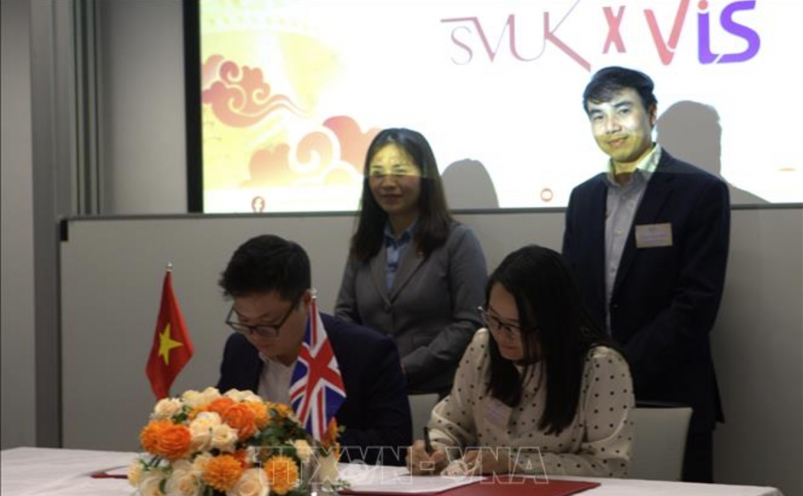 SVUK and VIS representatives of sign the memorandum of understanding
(Photo: VNA)