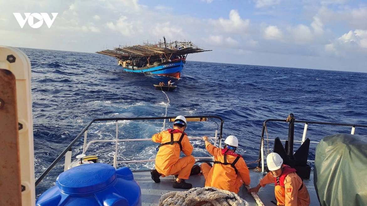 Rescue forces approach the distressed fishing vessel with 34 crew members on board