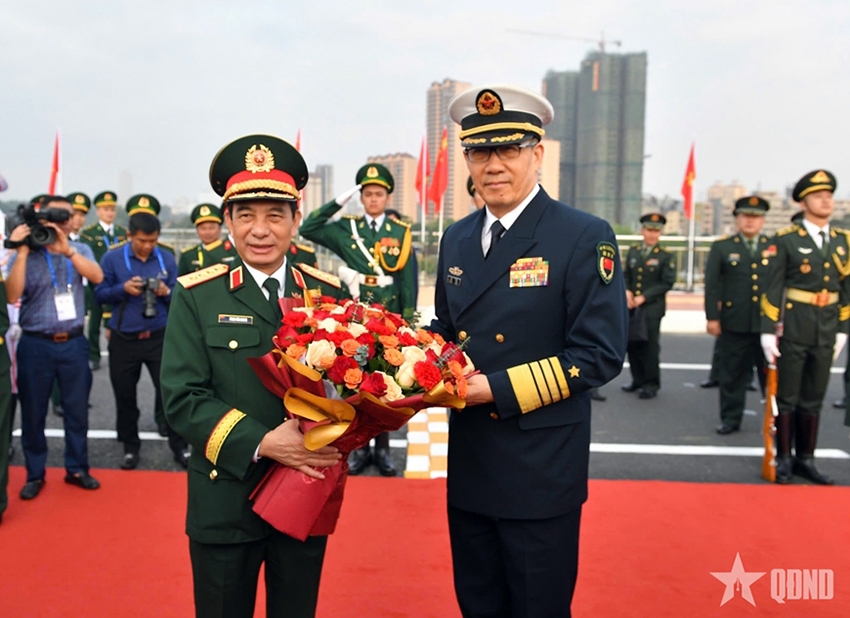 Senior Lieutenant General Dong Jun (R), China's Minister of National Defence, welcomes General Phan Van Giang, Vietnam's Minister of National Defence, to the 10th Vietnam - China Border Defence Friendship Exchange at Dongxing International Border Gate, China. (Photo: PANO)