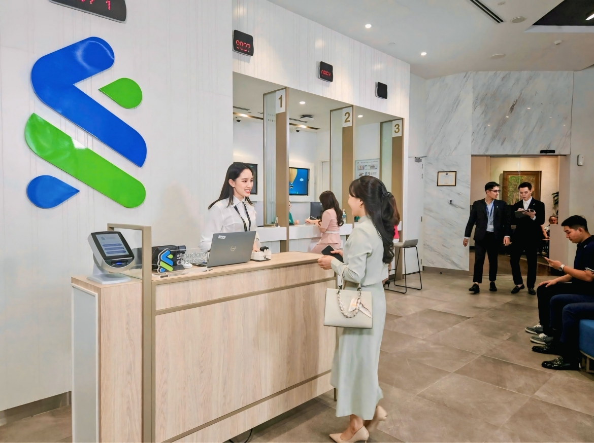 Standard Chartered 's branch office in Hanoi