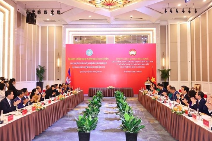 Talks between the Vietnam Fatherland Front Central Committee and the National Council of the Solidarity Front for the Development of the Cambodian Motherland. (Photo:VNA)