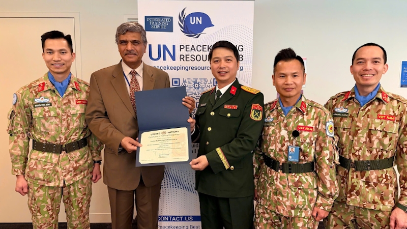 Harinder Sood (second, left) Head of the Integrated Training Service under the UN Department of Peace Operations (DPO), presents the certificate to Colonel Nguyen Duc Quan, Vietnam’s Military Attaché to the UN.