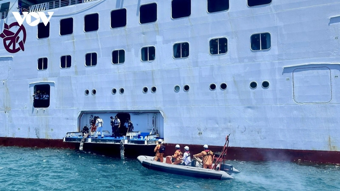 Vietnamese maritime rescue forces approach Panama-flagged cruise ship PACIFIC WORLD to bring two Japanese tourists in critical condition ashore for specialised treatment