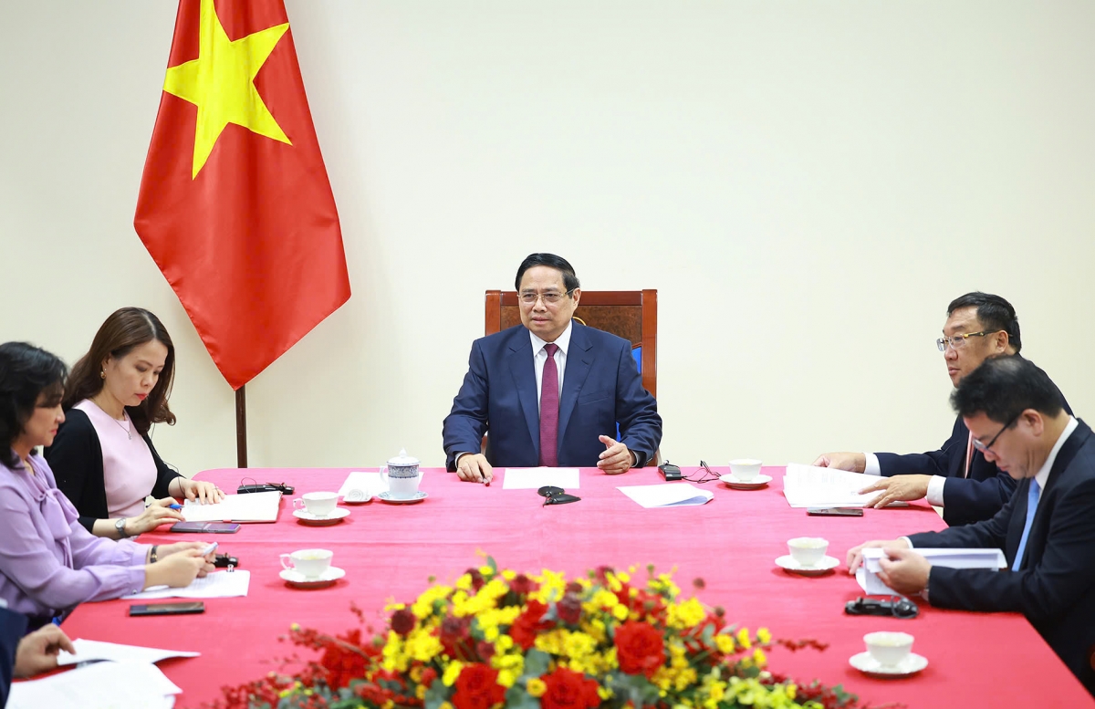 Vietnamese Prime Minister Pham Minh Chinh and other Vietnamese officials during his phone call with Algerian Prime Minister Sifi Ghrieb, from Hanoi on the evening of March 18. (Photo: VGP)