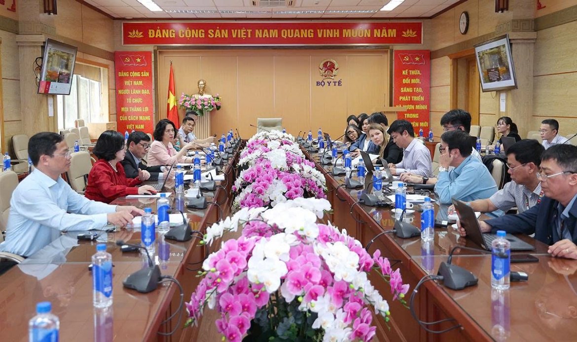 Deputy Minister of Health Nguyen Thi Lien Huong and Director of MICs Programme at GAVI Caitlin Longden discuss cooperation programmes between Vietnam and GAVI at a working session in Hanoi on March 23. (Photo: MoH)