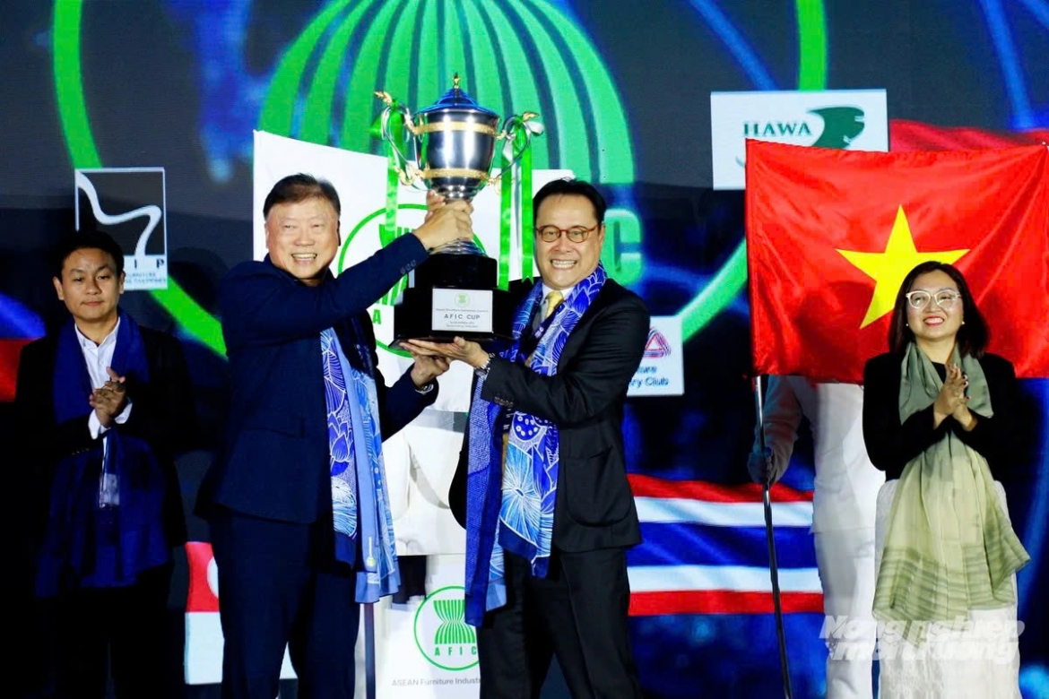 Dhanakorn Kasetrsuwan, ASEAN Furniture Industries Council (AFIC) Chair for 2024–2026, hands over the council’s leadership to Nguyen Quoc Khanh of Handicraft and Wood Industry Association of Ho Chi Minh City, serving as AFIC Chair for the 2026–2028 term. (Photo: HawaExpo)